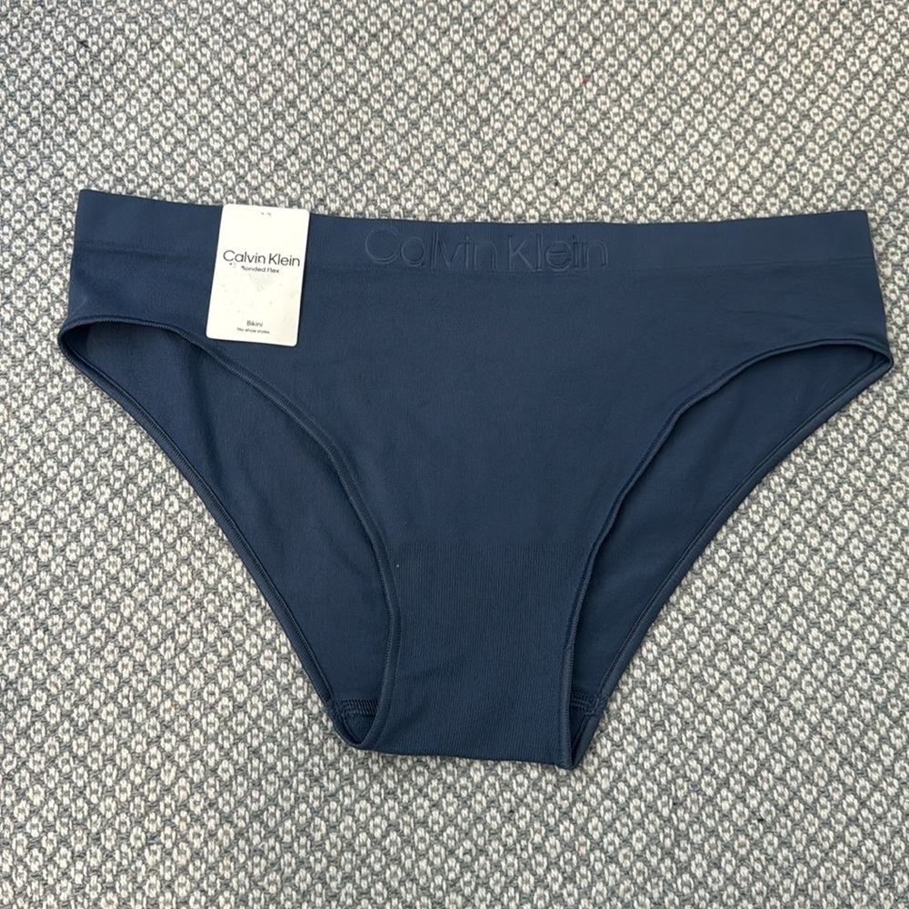 Calvin Klein Women's bonded flex bikini no show style nwt